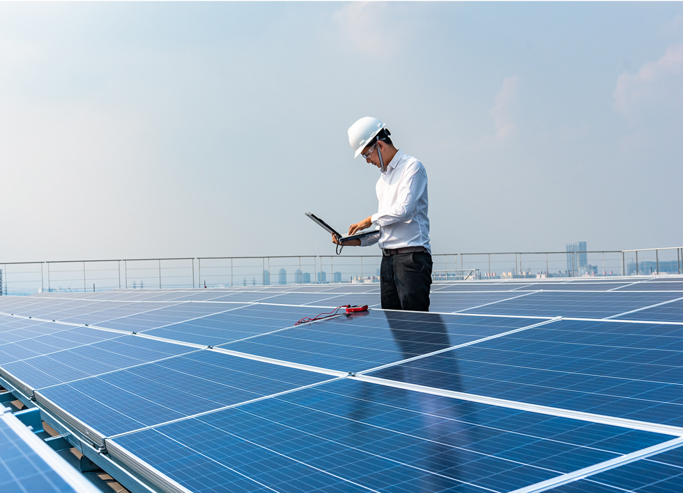Prüfungen einer Photovoltaik Anlagen auf dem Dach eines Unternehmens